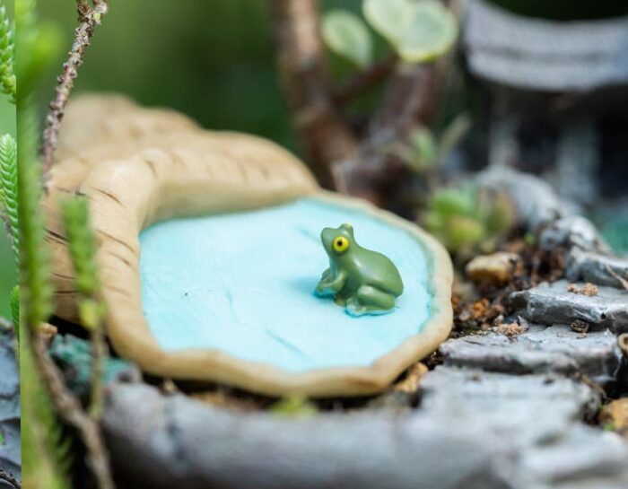 Miniature Fairy Tinny Frog Sit in Conch Pond Animal Figurines Garden Supplies & Accessories Terrarium