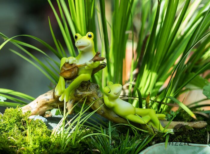 Miniature Fairy Two Frogs Playing Music On Trunk Animal Figurines Garden Supplies & Accessories Terrarium