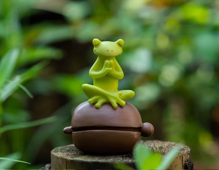Miniature Small Frog Sit in Meditation On Wooden Fish , Animal Figurines Fairy Garden Supplies Terrarium Accessories Diy