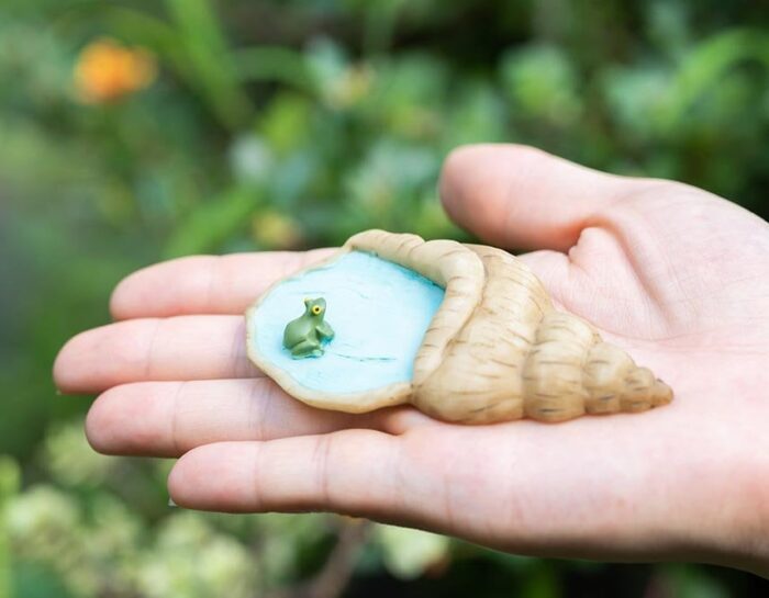 Miniature Tiny Conch Shape With Frog Sit in Pond , Animal Figurines Fairy Garden Supplies Terrarium Accessories Diy